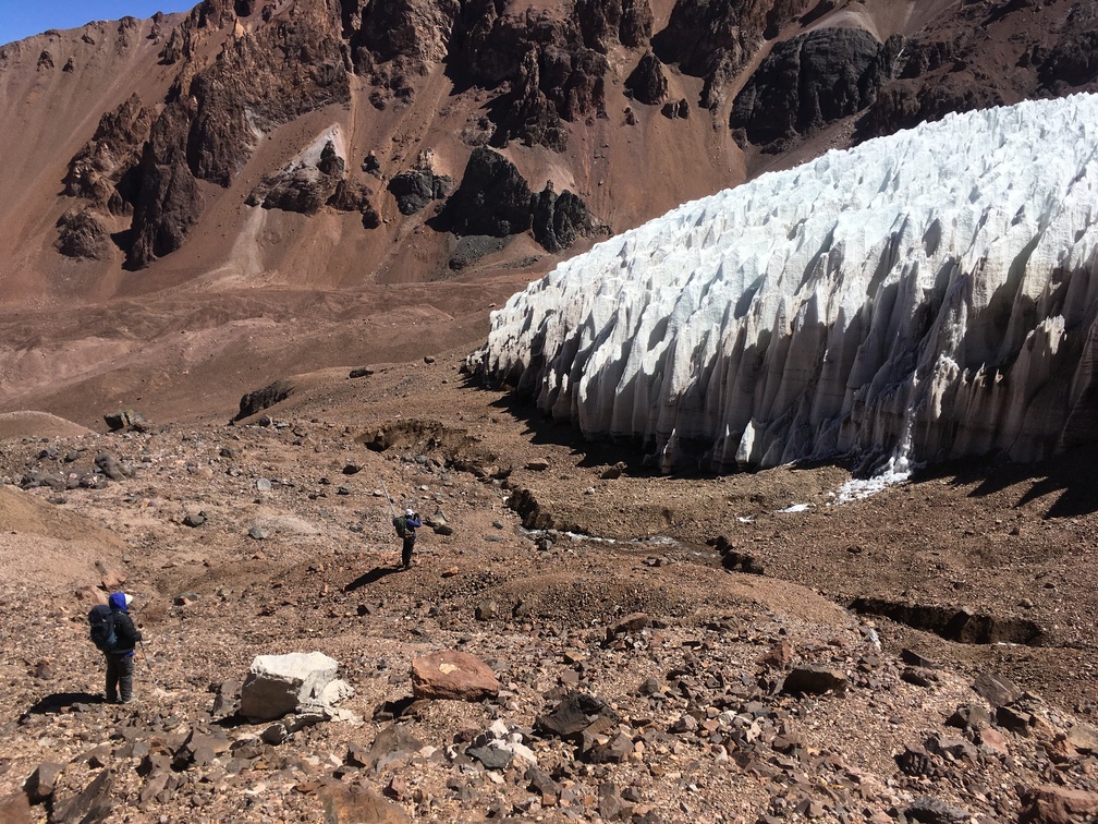 Figura 2: Penitentes sobre la lengua del glaciar Tapado. Más abajo se desarrolla el sector de hielo cubierto por detritos.