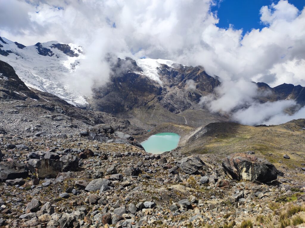 Fotografía tomada por Lucia Moreno, durante los trabajos de campo de Yarleque et al (2026) el 22 de Mayo del 2023, enfocando el Glaciar Yanac Ucsha, Cordillera Huaytapalla, Huancayo, Perú