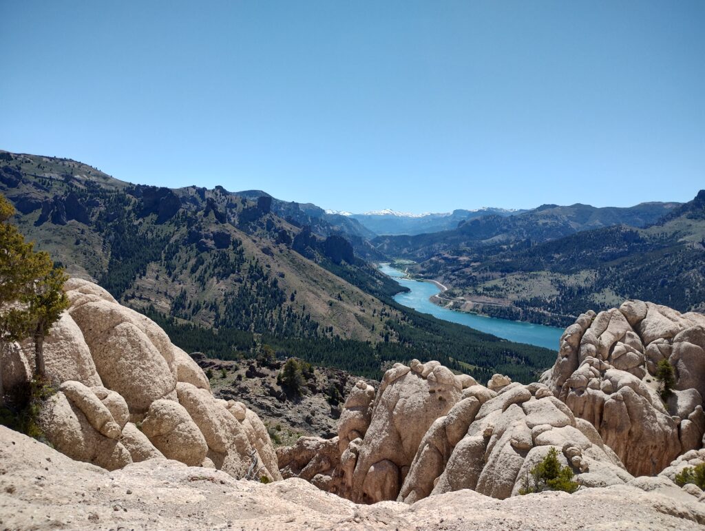 Figura 2. Confluencia Limay-Traful. Vista del valle y de la confluencia de los ríos Limay y Traful desde afloramiento rocoso en sitio de muestreo de Austrocedrus chilensis, provincia de Río Negro, Argentina.